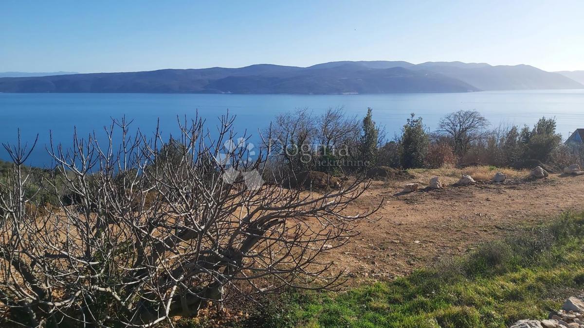 Terreno spazioso con una splendida vista sul mare