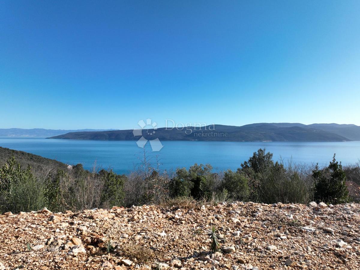 Terreno spazioso con una splendida vista sul mare