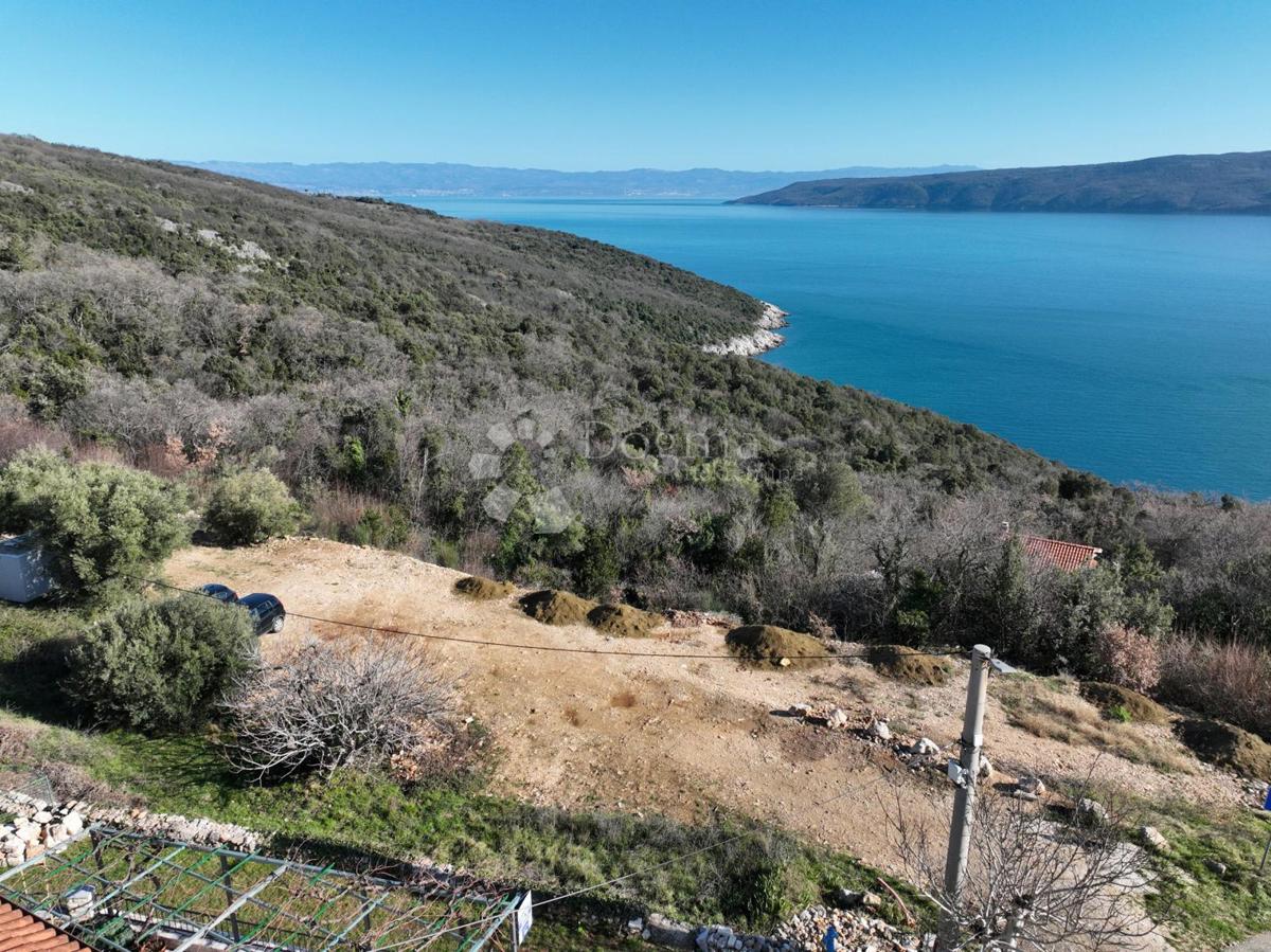 Terreno spazioso con una splendida vista sul mare