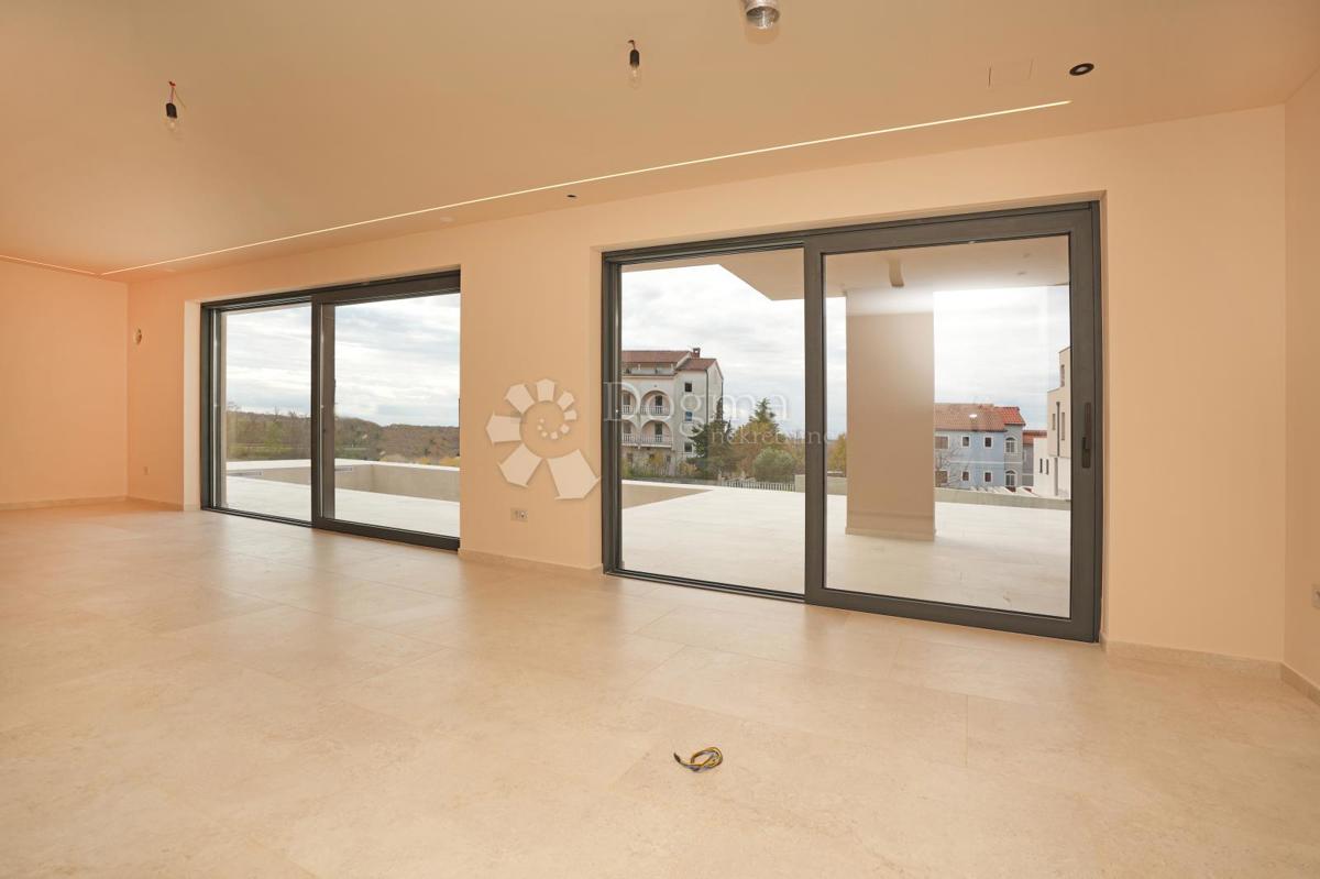 VILLA MODERNA CON PISCINA NELLA LOCALITÀ VICINO A POREČA