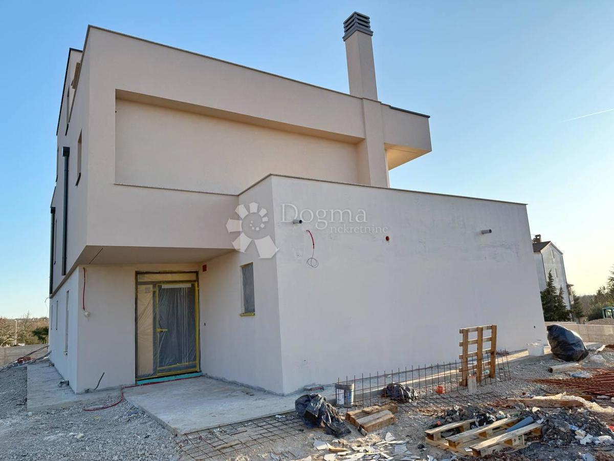 VILLA MODERNA CON PISCINA NELLA LOCALITÀ VICINO A POREČA
