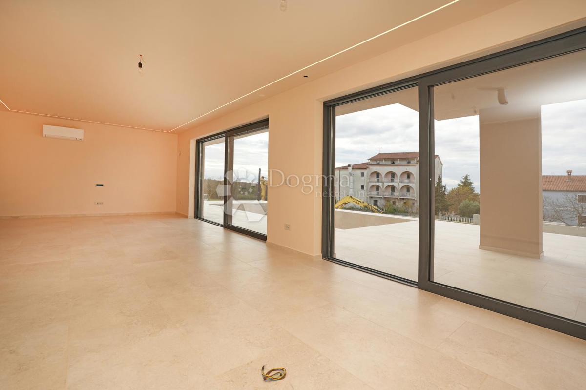 VILLA MODERNA CON PISCINA NELLA LOCALITÀ VICINO A POREČA