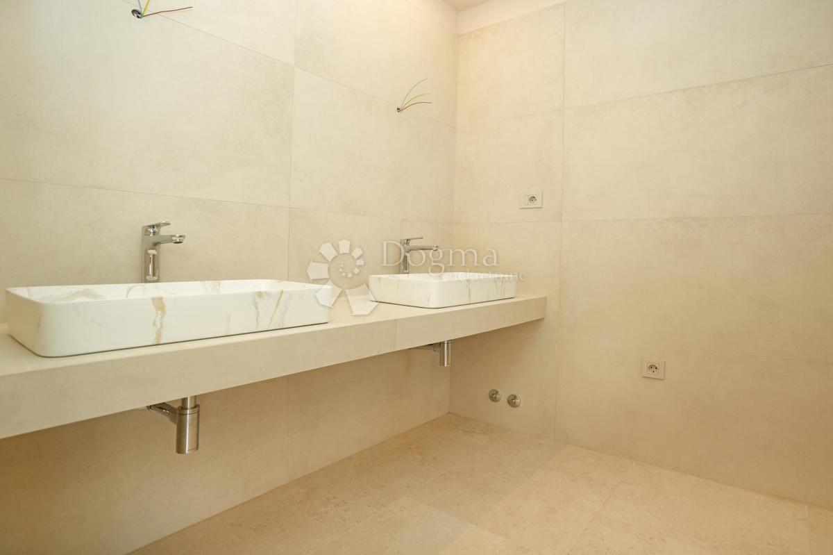 VILLA MODERNA CON PISCINA NELLA LOCALITÀ VICINO A POREČA