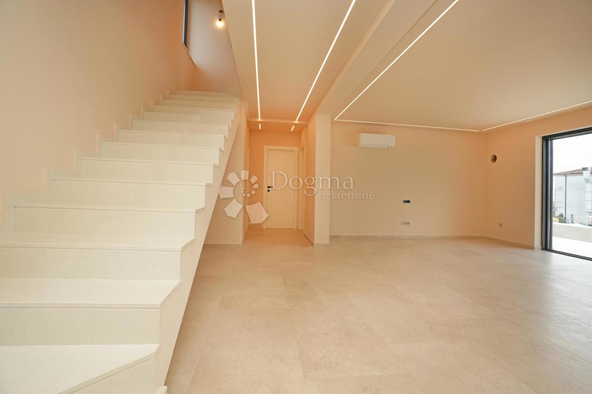 VILLA MODERNA CON PISCINA NELLA LOCALITÀ VICINO A POREČA