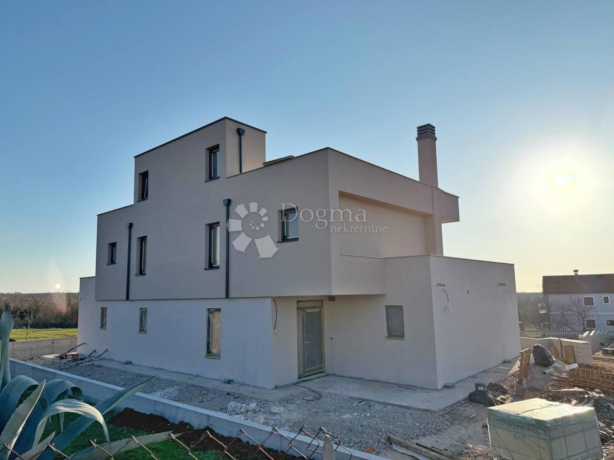 VILLA MODERNA CON PISCINA NELLA LOCALITÀ VICINO A POREČA