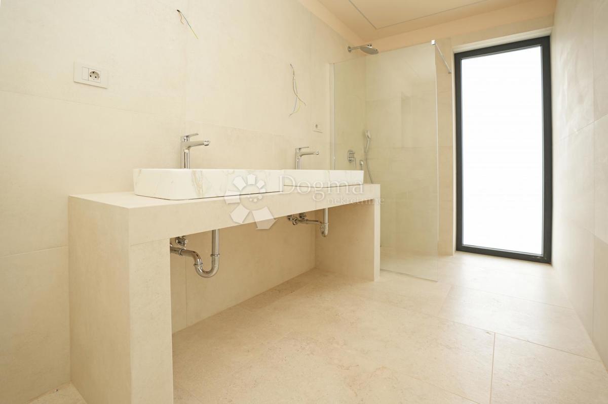 VILLA MODERNA CON PISCINA NELLA LOCALITÀ VICINO A POREČA