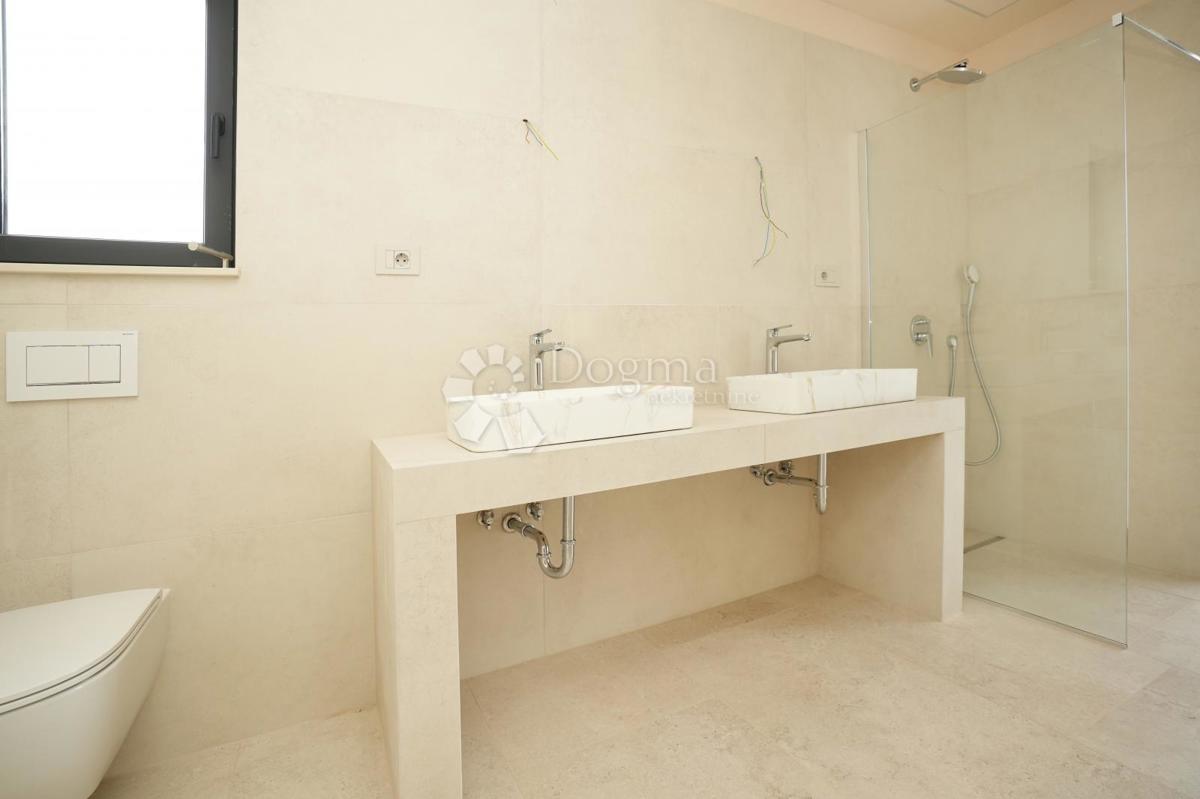 VILLA MODERNA CON PISCINA NELLA LOCALITÀ VICINO A POREČA