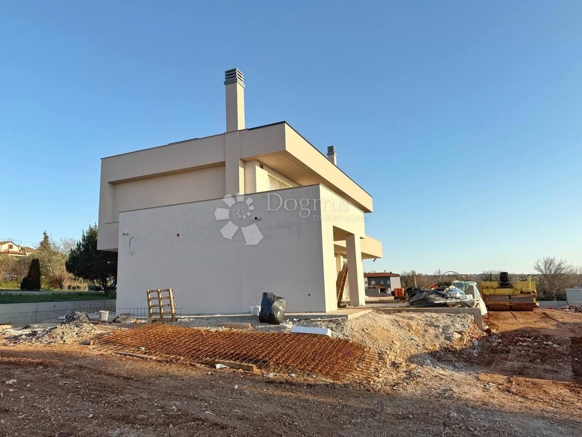 VILLA MODERNA CON PISCINA NELLA LOCALITÀ VICINO A POREČA