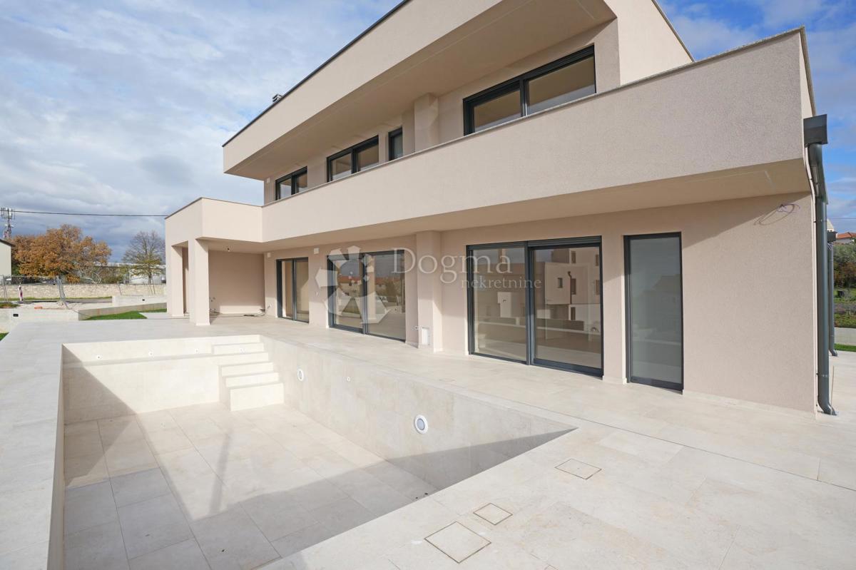 VILLA MODERNA CON PISCINA NELLA LOCALITÀ VICINO A POREČA