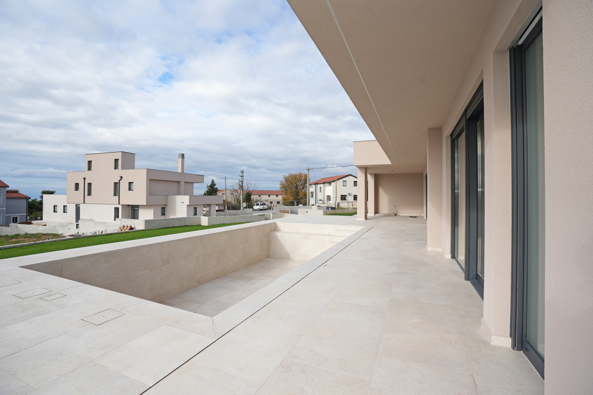 VILLA MODERNA CON PISCINA NELLA LOCALITÀ VICINO A POREČA