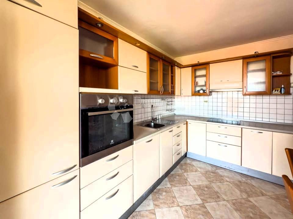 Appartamento con tre camere da letto Melada - balcone, vicino al mare, pronto per essere abitato immediatamente