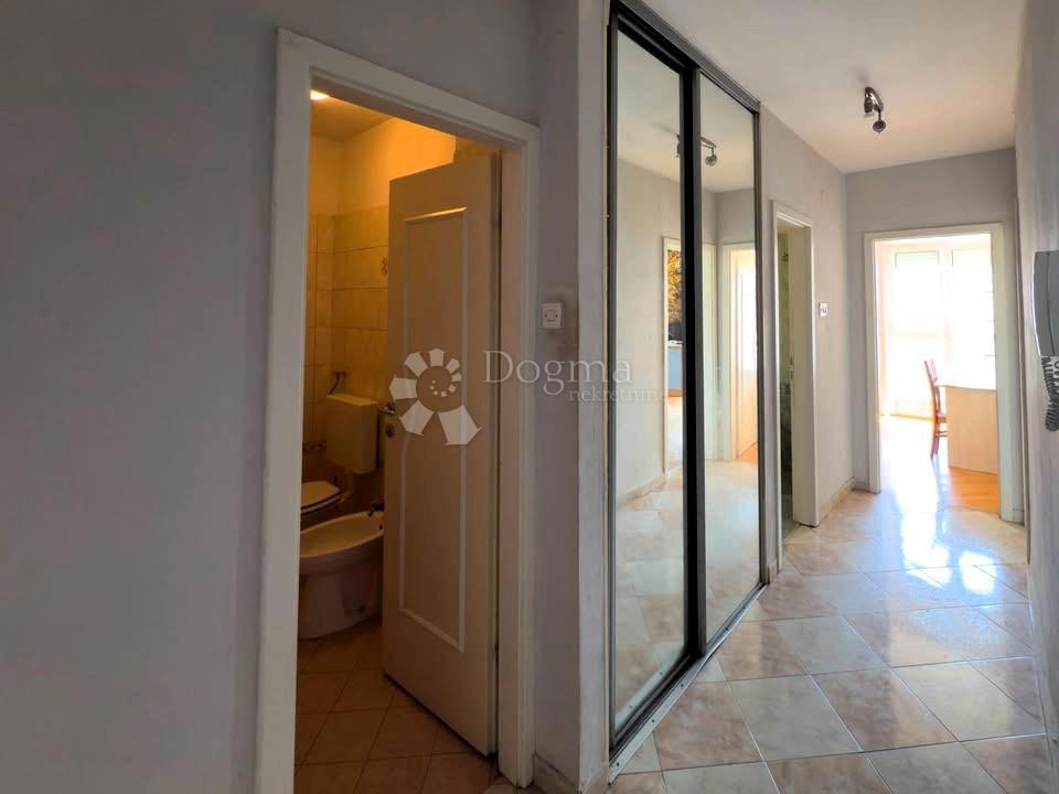 Appartamento con tre camere da letto Melada - balcone, vicino al mare, pronto per essere abitato immediatamente