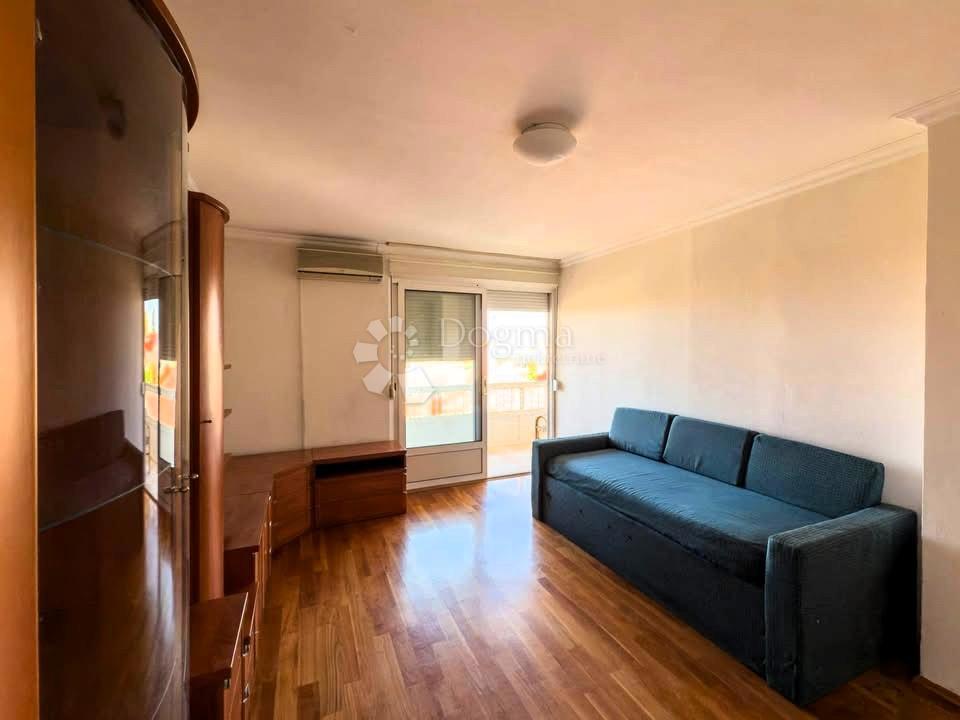 Appartamento con tre camere da letto Melada - balcone, vicino al mare, pronto per essere abitato immediatamente