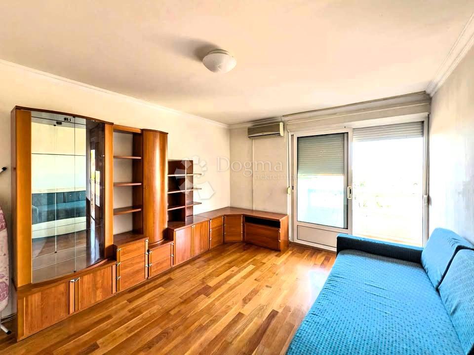 Appartamento con tre camere da letto Melada - balcone, vicino al mare, pronto per essere abitato immediatamente