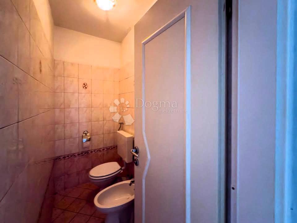 Appartamento con tre camere da letto Melada - balcone, vicino al mare, pronto per essere abitato immediatamente