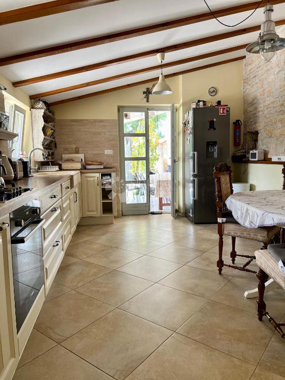Autentica casa in pietra istriana con due unità abitative, piscina e servizi aggiuntivi - opportunità ideale per vivere o affittare per turismo