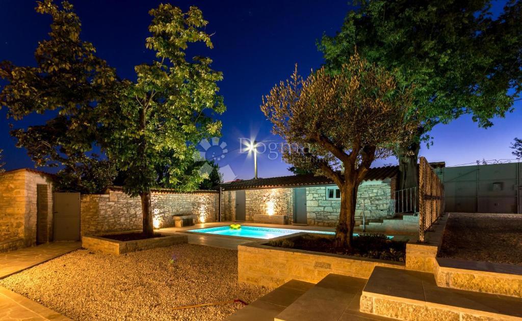 Autentica casa in pietra istriana con due unità abitative, piscina e servizi aggiuntivi - opportunità ideale per vivere o affittare per turismo