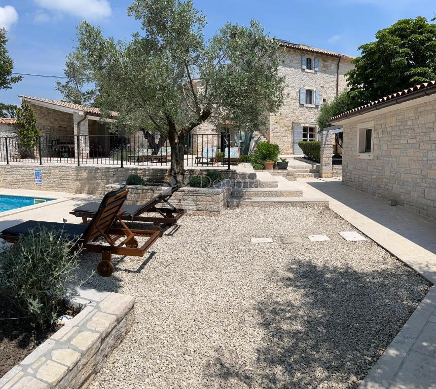 Autentica casa in pietra istriana con due unità abitative, piscina e servizi aggiuntivi - opportunità ideale per vivere o affittare per turismo