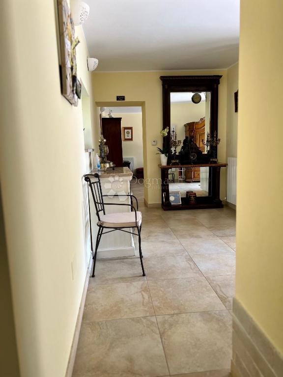 Autentica casa in pietra istriana con due unità abitative, piscina e servizi aggiuntivi - opportunità ideale per vivere o affittare per turismo
