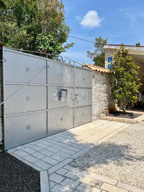 Autentica casa in pietra istriana con due unità abitative, piscina e servizi aggiuntivi - opportunità ideale per vivere o affittare per turismo