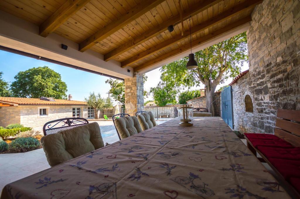 Autentica casa in pietra istriana con due unità abitative, piscina e servizi aggiuntivi - opportunità ideale per vivere o affittare per turismo