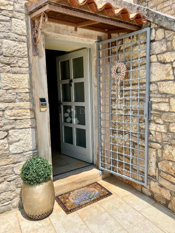 Autentica casa in pietra istriana con due unità abitative, piscina e servizi aggiuntivi - opportunità ideale per vivere o affittare per turismo