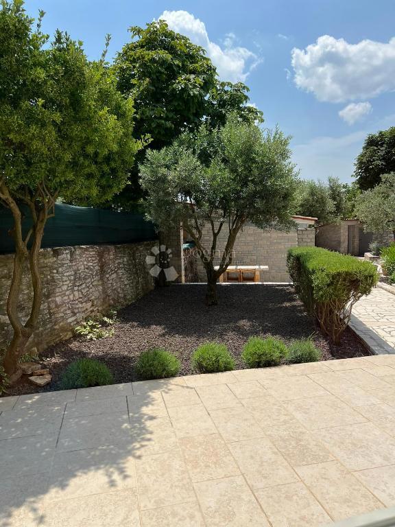 Autentica casa in pietra istriana con due unità abitative, piscina e servizi aggiuntivi - opportunità ideale per vivere o affittare per turismo