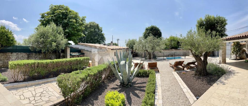 Autentica casa in pietra istriana con due unità abitative, piscina e servizi aggiuntivi - opportunità ideale per vivere o affittare per turismo