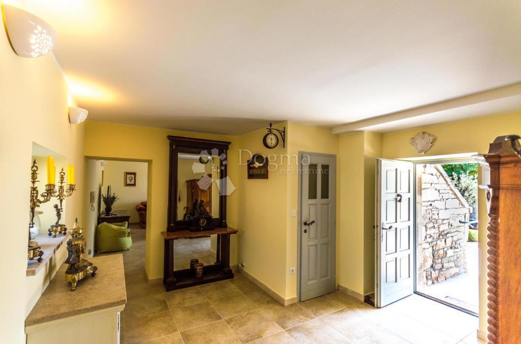 Autentica casa in pietra istriana con due unità abitative, piscina e servizi aggiuntivi - opportunità ideale per vivere o affittare per turismo