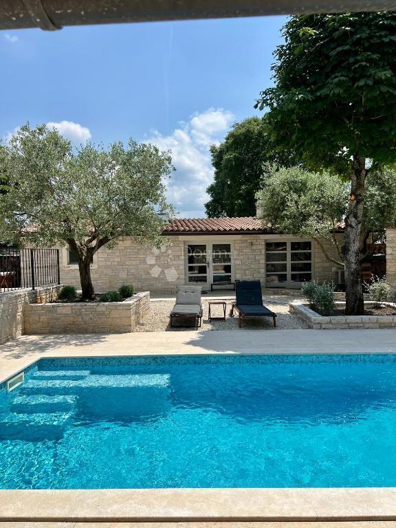 Autentica casa in pietra istriana con due unità abitative, piscina e servizi aggiuntivi - opportunità ideale per vivere o affittare per turismo