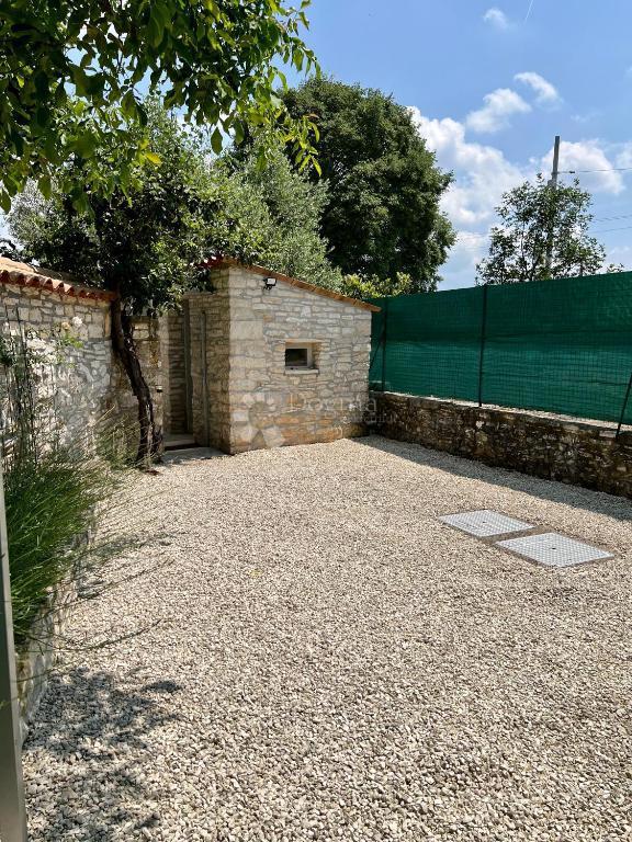 Autentica casa in pietra istriana con due unità abitative, piscina e servizi aggiuntivi - opportunità ideale per vivere o affittare per turismo