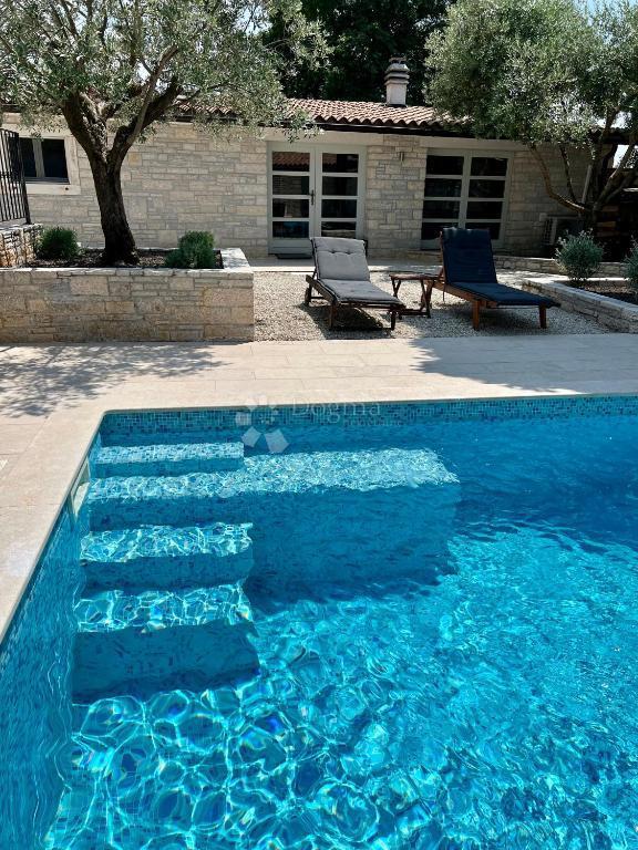 Autentica casa in pietra istriana con due unità abitative, piscina e servizi aggiuntivi - opportunità ideale per vivere o affittare per turismo
