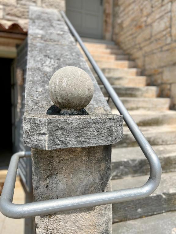 Autentica casa in pietra istriana con due unità abitative, piscina e servizi aggiuntivi - opportunità ideale per vivere o affittare per turismo