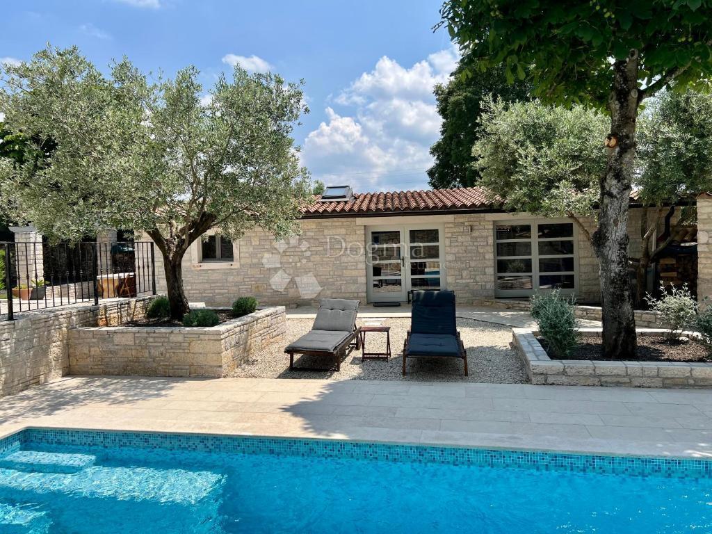 Autentica casa in pietra istriana con due unità abitative, piscina e servizi aggiuntivi - opportunità ideale per vivere o affittare per turismo