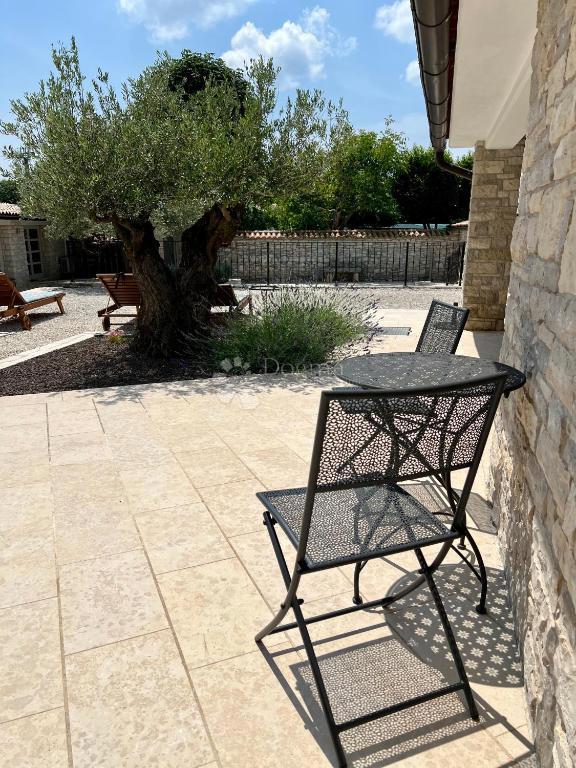 Autentica casa in pietra istriana con due unità abitative, piscina e servizi aggiuntivi - opportunità ideale per vivere o affittare per turismo