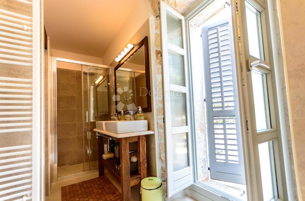Autentica casa in pietra istriana con due unità abitative, piscina e servizi aggiuntivi - opportunità ideale per vivere o affittare per turismo