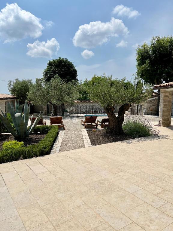 Autentica casa in pietra istriana con due unità abitative, piscina e servizi aggiuntivi - opportunità ideale per vivere o affittare per turismo