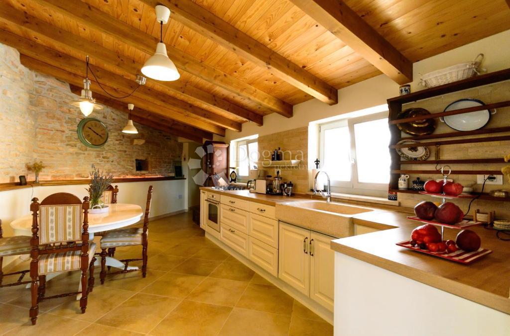 Autentica casa in pietra istriana con due unità abitative, piscina e servizi aggiuntivi - opportunità ideale per vivere o affittare per turismo