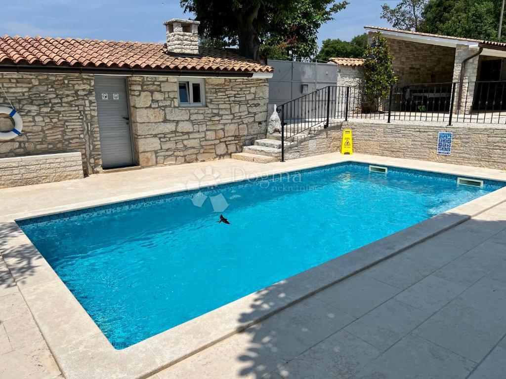 Autentica casa in pietra istriana con due unità abitative, piscina e servizi aggiuntivi - opportunità ideale per vivere o affittare per turismo