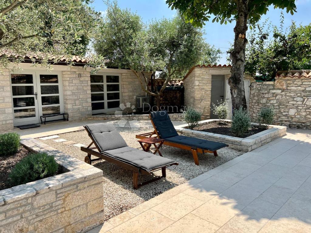 Autentica casa in pietra istriana con due unità abitative, piscina e servizi aggiuntivi - opportunità ideale per vivere o affittare per turismo