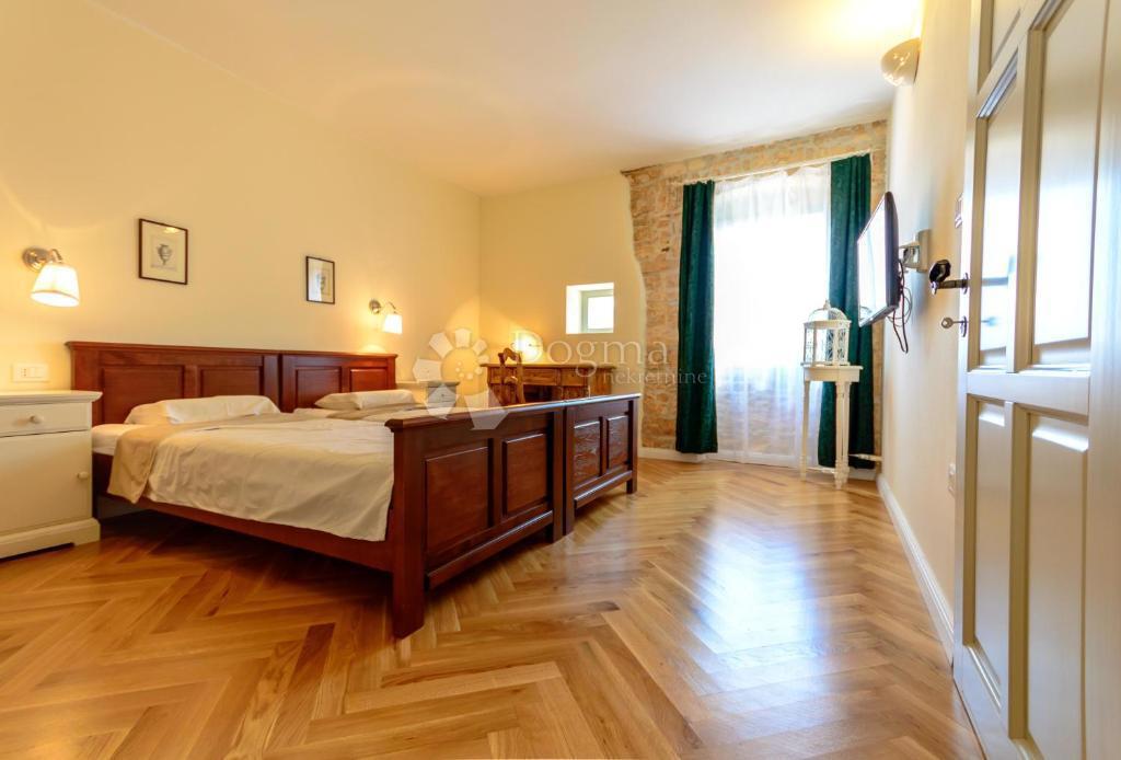 Autentica casa in pietra istriana con due unità abitative, piscina e servizi aggiuntivi - opportunità ideale per vivere o affittare per turismo
