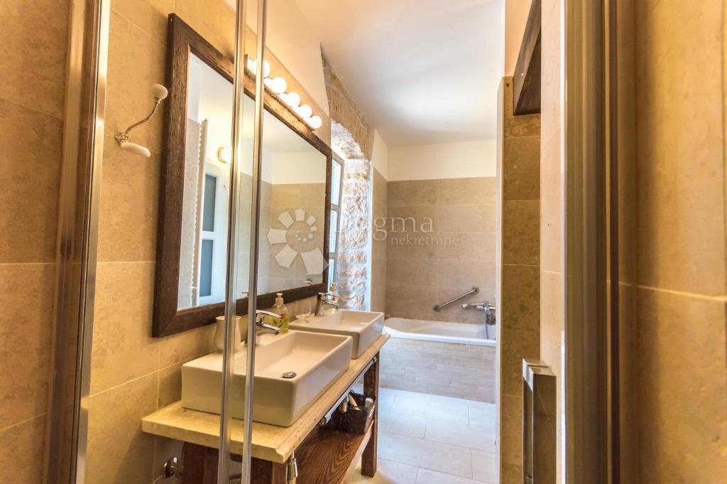 Autentica casa in pietra istriana con due unità abitative, piscina e servizi aggiuntivi - opportunità ideale per vivere o affittare per turismo