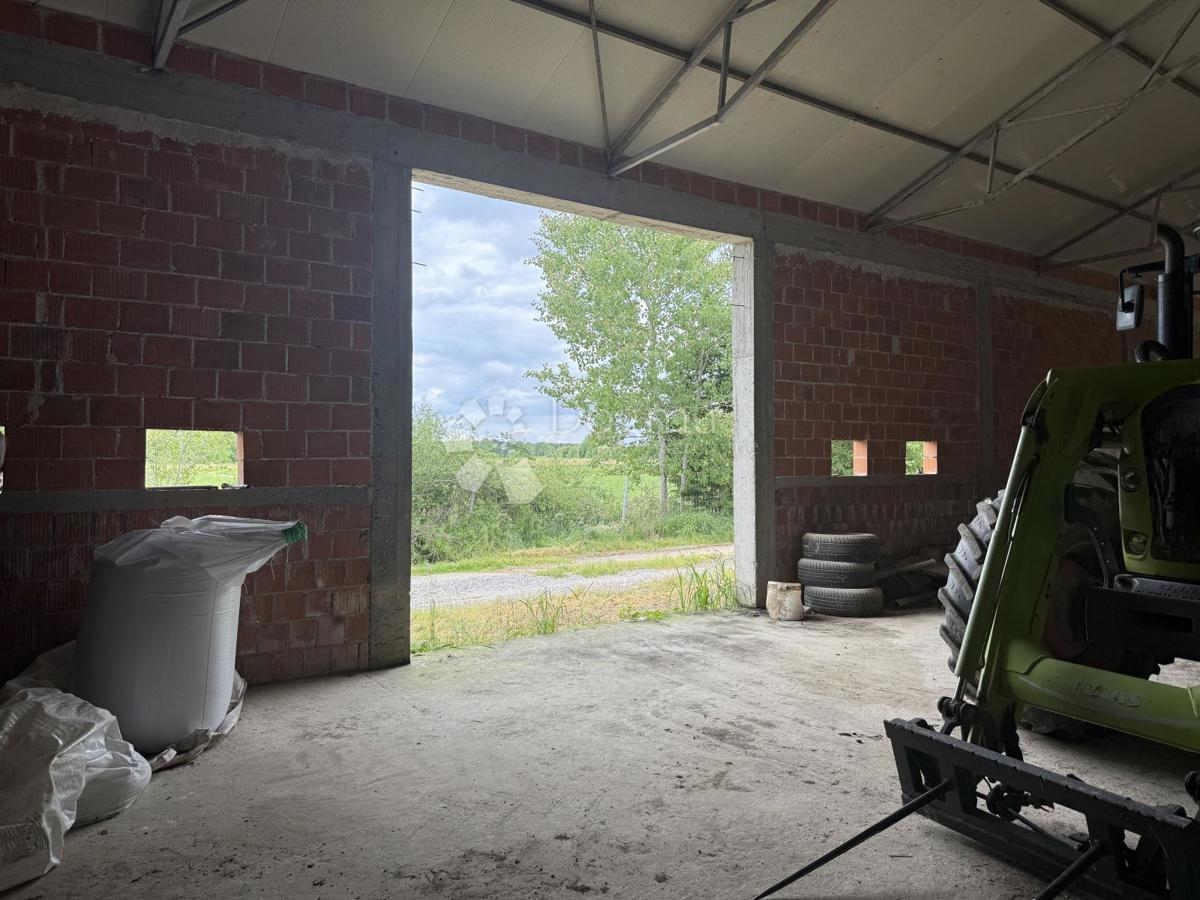 Grande edificio commerciale di 600 m² su 12.000 m² di terreno recintato