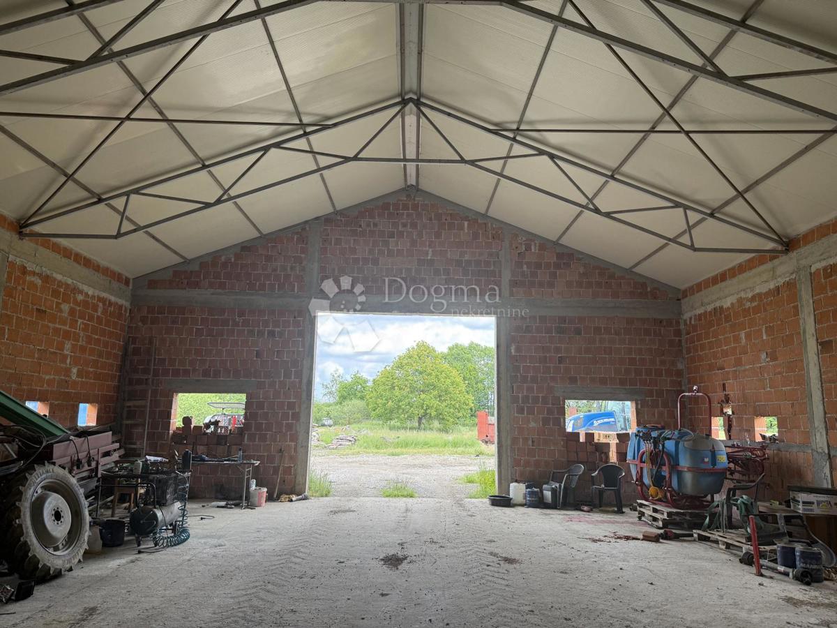 Grande edificio commerciale di 600 m² su 12.000 m² di terreno recintato