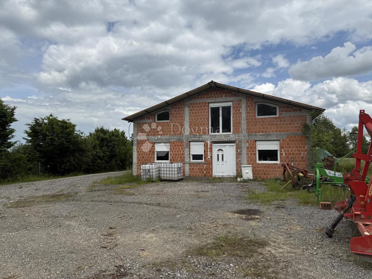 Grande edificio commerciale di 600 m² su 12.000 m² di terreno recintato