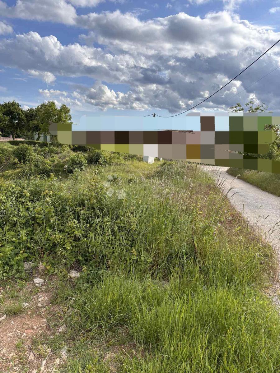 Terreno edificabile Hum, Buzet, 850m2