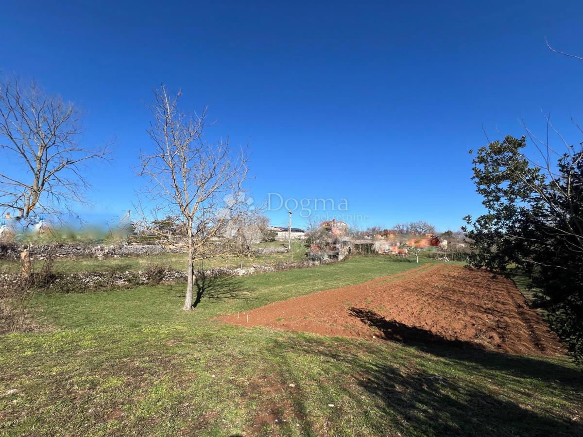 Terreno edificabile 860 m² - villaggio tranquillo, vicino al centro di Labin