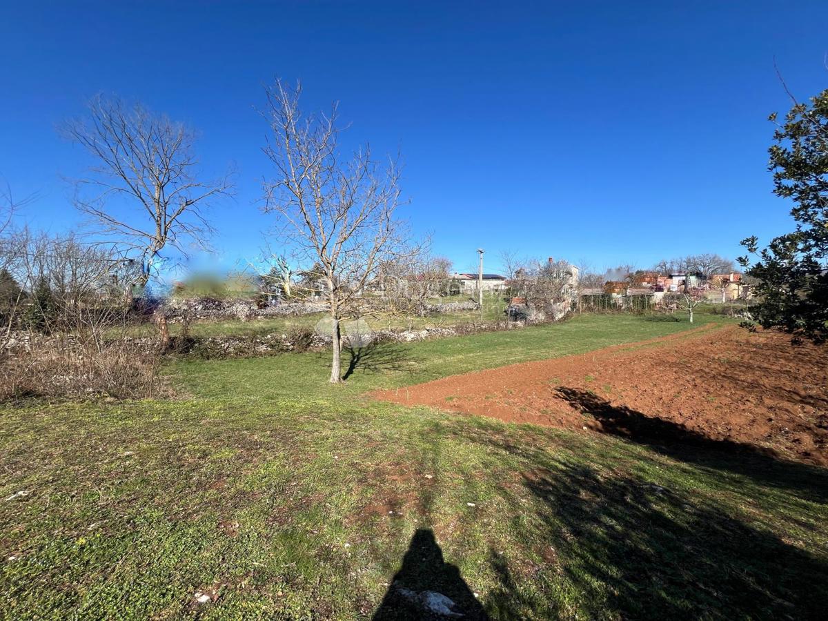 Terreno edificabile 860 m² - villaggio tranquillo, vicino al centro di Labin