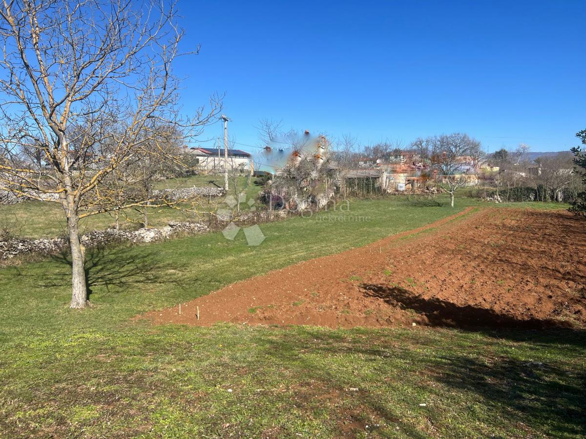 Terreno edificabile 860 m² - villaggio tranquillo, vicino al centro di Labin