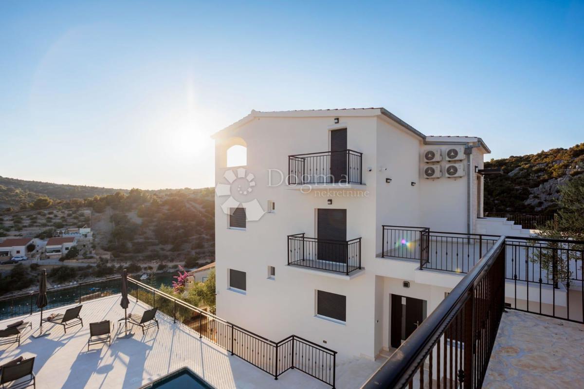 SEVID - SPAZIOSA VILLA A 50 M DAL MARE CON VISTA SUPERIORE